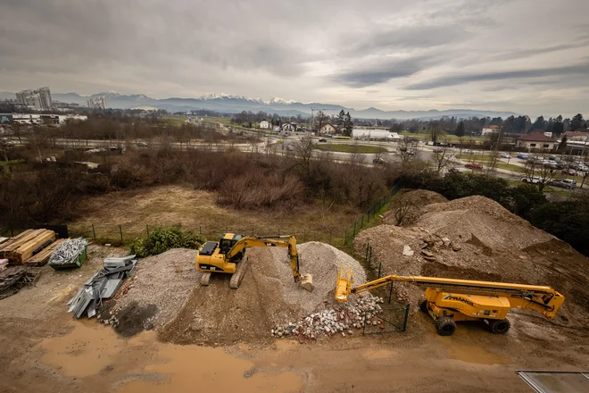 Nova zasebna bolnišnica naj bi stala ob krožnem križišču med Kranjčevo in Štajersko cesto v Ljubljani. FOTO: Črt Piksi
