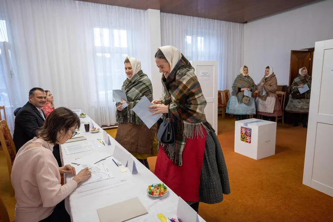 Presenetljivo daleč zadaj na tretjem mestu je tretja favoritinja, Danuše Nerudova. FOTO: Radek Mica/AFP

