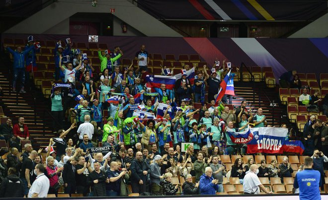 Les supporters slovènes étaient ravis.  PHOTO : Slavko Kolar