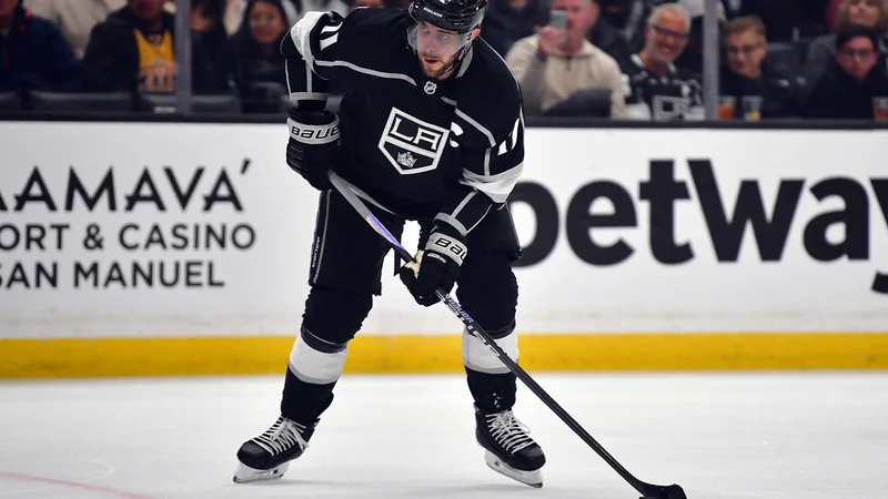 Fotografija: Anže Kopitar med akcijo v dvorani Crypto.com Arena. FOTO: Gary A. Vasquez/Usa Today Sports
