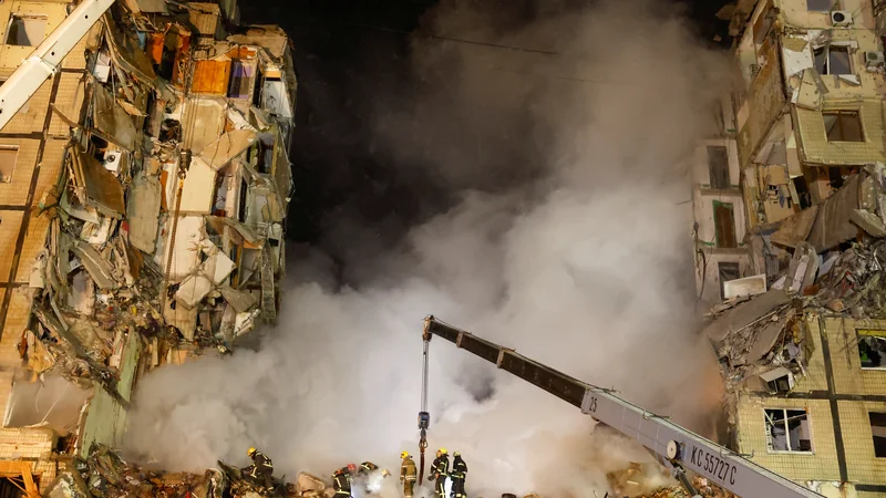 Fotografija: Devetnadstropna stanovanjska zgradba je bila v napadu v celoti uničena. FOTO: Clodagh Kilcoyne/Reuters