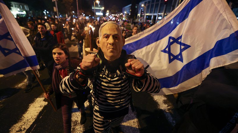 Fotografija: Gre za doslej največje proteste proti novi vladi, ki je prisegla konec decembra. FOTO: Ahmad Gharabli/AFP

