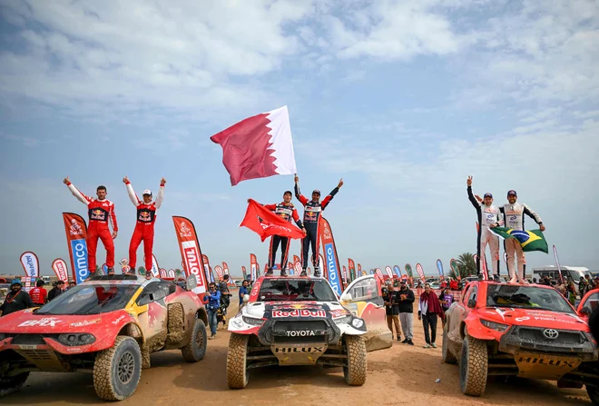 Toyotin katarski voznik Nasser al-Attiyah se je takole veselil zmage s sodelavci.&nbsp;FOTO: Franck Fife/AFP

