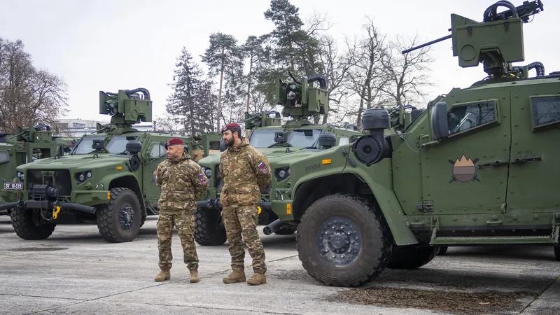 Fotografija: Po dolgotrajni »suši« se Slovenski vojski obetajo izdatejše investicije, večji problem ostaja privabljanje kadrov. FOTO: Jože Suhadolnik/Delo