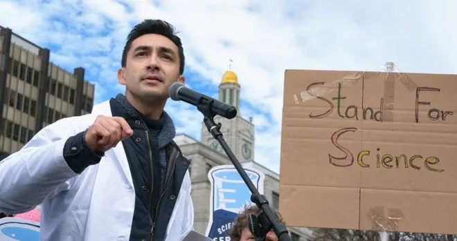 Znanosti ne ločuje od državljanskega angažmaja. Redno objavlja v uglednih svetovnih časopisih, udeležuje pa se tudi političnih shodov, kjer okoljevarstveniki opozarjajo za čedalje večje probleme, povezane s podnebnimi spremembami. FOTO: zajem zaslona Vimeo
