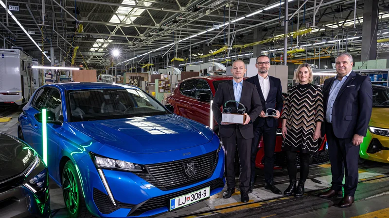 Fotografija: Nagrado za zmagovalnega peugeota 308 so sprejeli Adam Kavšek, direktor P Automobili Import, Gregor Draksler in Barbara Kmet, ki v družbi vodita marketing in komunikacije, ter direktor krovne skupine Emil Frey v Sloveniji, Jožko Tomšič. FOTO: Uroš Modlic