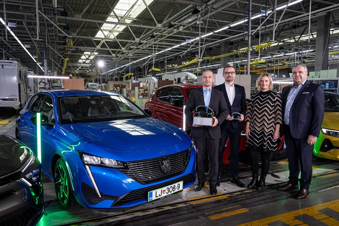Nagrado za zmagovalnega peugeota 308 so sprejeli Adam Kavšek, direktor P Automobili Import, Gregor Draksler in Barbara Kmet, ki v družbi vodita marketing in komunikacije, ter direktor krovne skupine Emil Frey v Sloveniji, Jožko Tomšič. FOTO: Uroš Modlic
