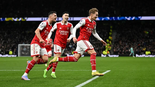 Granit Xhaka in Gabriel Martinelli sta takole lovila Norvežana Martina Ødegaarda, ki je spet blestel v majici Arsenala. FOTO: Dylan Martinez/Reuters
