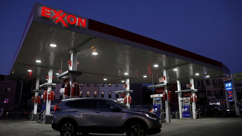 Fotografija: Exxon je vedel, vendar je dognanja lastnih znanstvenikov prikrival, hkrati pa je v javnih izjavah zanikal, da bi kurjenje fosilnih goriv povzročalo podnebne spremembe. FOTO: Andrew Kelly/Reuters
