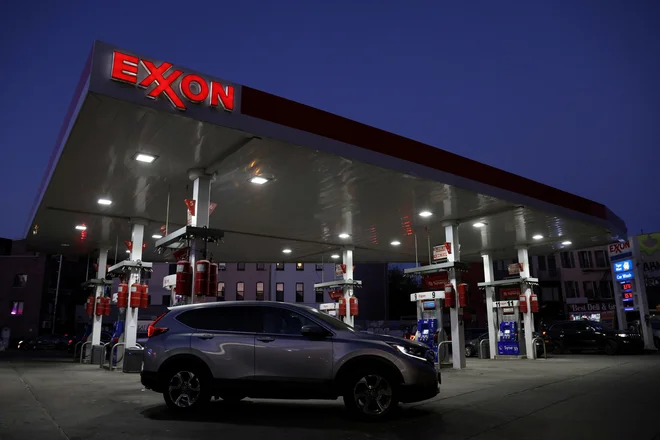 Exxon je vedel,&nbsp;vendar je dognanja lastnih znanstvenikov prikrival, hkrati pa je v javnih izjavah zanikal, da bi kurjenje fosilnih goriv povzročalo podnebne spremembe. FOTO: Andrew Kelly/Reuters
