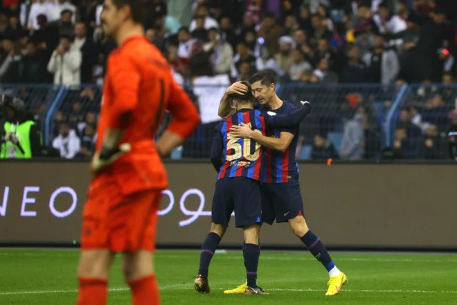 Robert Lewandowski (desno) in Gavi sta v finalu španskega superpokala potopila Real Madrid. FOTO: Fayez Nureldine/AFP
