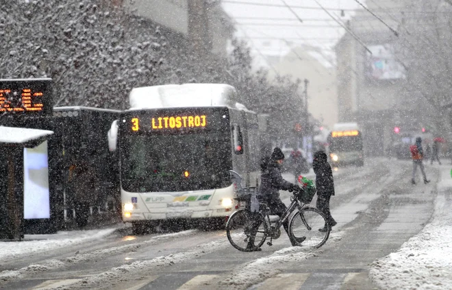 V prometu se priporočata večja varnostna razdalja in skrb za ustrezno bočno razdaljo ob prehitevanju pešcev in kolesarjev. FOTO: Roman Šipić/Delo
