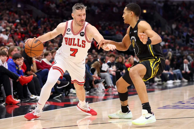 Medtem so biki v domači dvorani United Center s 132:118 premagali prvake Golden State Warriors in prekinili črni niz treh porazov. FOTO: Michael Reaves/Getty Images via AFP
