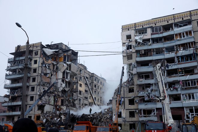 Devetnadstropni stanovanjski blok v Dnipru je v soboto zadela ruska raketa. FOTO: Clodagh Kilcoyne/Reuters
