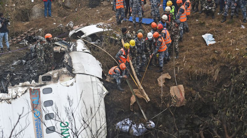 Fotografija: V nedeljo zvečer je nepalska letalska družba Yeti Airlines potrdila smrt 69 ljudi. FOTO: Prakash Mathema/AFP
