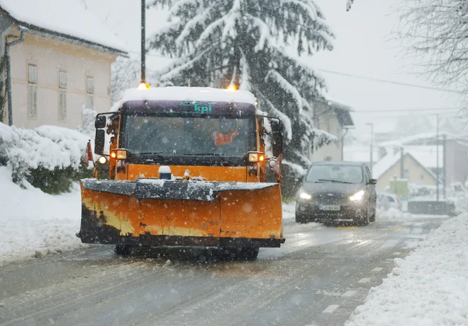 Na cestah so plužne in posipne skupine. FOTO: Jože Suhadolnik/Delo
