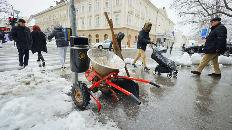 Fotografija: Darsovi delavci  so porabili 1229 ton soli, 119.186 litrov natrijevega klorida ter 4000 litrov kalcijevega klorida. FOTO: Jože Suhadolnik/Delo
