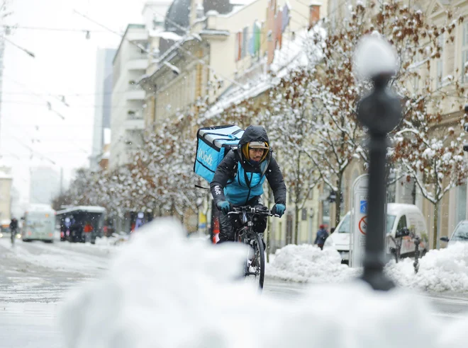 Sneg povzroča težave. FOTO: Jože Suhadolnik/Delo
