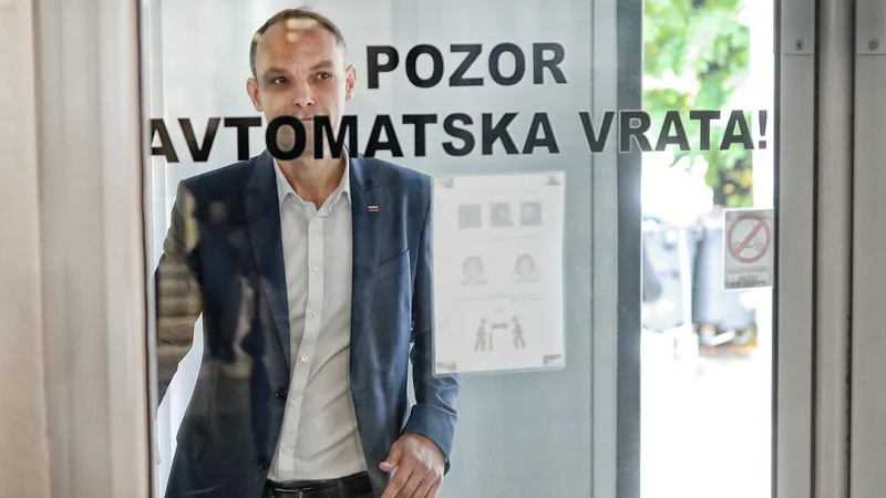 Fotografija: Anže Logar je začel pogovore, na temelju katerih bi morda lahko vnovčil svoj politični kapital, ki ga je pridobil z rezultatom na predsedniških volitvah. Tako pa tudi omogočil nastanek morebitne četrte vlade Janeza Janše. FOTO: Blaž Samec/Delo