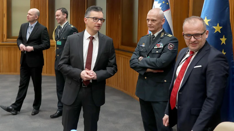 Fotografija: Obtrambni minister Marjan Šarec, načelnik generalštaba Slovenske vojske Robert Glavaš in generalni direktor direktorata za obrambno politiko Roland Žel so zainteresirani javnosti predstavili novo resolucijo o opremljanju Slovenske vojske. FOTO: Blaž Samec/Delo
