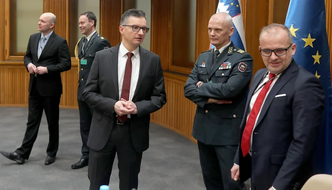Obtrambni minister Marjan Šarec, načelnik generalštaba Slovenske vojske Robert Glavaš in generalni direktor direktorata za obrambno politiko Roland Žel so zainteresirani javnosti predstavili novo resolucijo o opremljanju Slovenske vojske. FOTO: Blaž Samec/Delo
