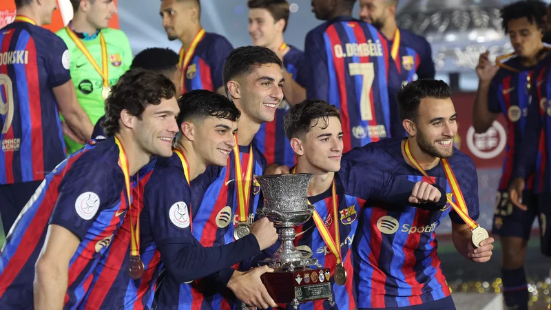 Fotografija: Španci Marcos Alonso, Pedri, Ferran Torres, Gavi in Eric Garcia pozirajo s trofejo po zmagi na clasicu v Savdski Arabiji. FOTO: Giuseppe Cacace/AFP
