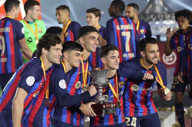Španci Marcos Alonso, Pedri, Ferran Torres, Gavi in Eric Garcia pozirajo s trofejo po zmagi na clasicu v Savdski Arabiji. FOTO: Giuseppe Cacace/AFP
