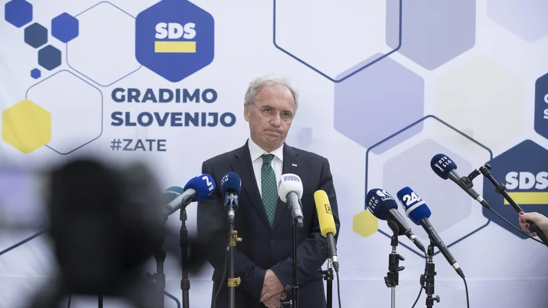 Fotografija: Aleš Hojs, podpredsednik SDS, odsotnost predstavnikov NSi na ponovoletnem srečanju članov tretje Janševe vlade komentira z besedami o drobtinah z gospodarjeve mize. FOTO: Jure Eržen