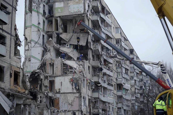 Ruska raketa je priletela na stanovanjski blok v Dnepru, v njem pa je po zadnjih podatkih umrlo vsaj 40 ljudi. FOTO: Vitalij&nbsp;Matoha/AFP
