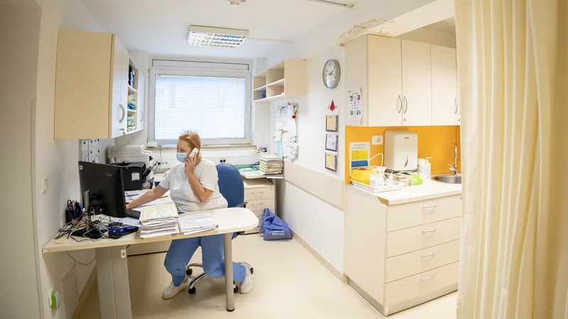 V prvi ambulanti za neopredeljene na Rudniku (ZD Ljubljana) ob odprtju ni bilo gneče. Danes bodo odprli še eno. FOTO: Črt Piksi/DELO
