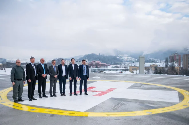 Na vrhu nadomestne novogradnje, na heliportu nad Urgentnim centrom Celje. FOTO: Boštjan Podlogar/STA
