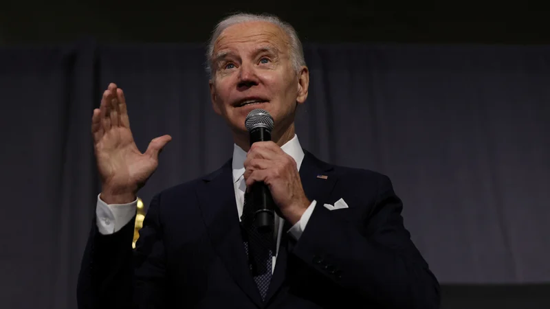 Fotografija: Ameriški predsednik Joe Biden je še poleti ostro obsodil Trumpovo zadrževanje tajnih dokumentov v Mar-a-Lagu.
Foto Julia Nikhinson/Reuters
