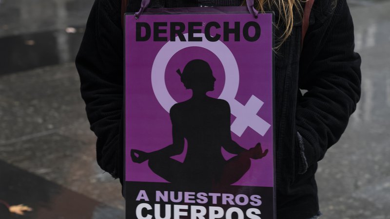Fotografija: V vladi španskega premiera Pedra Sáncheza so bili jasni, da pri težko izborjenih pravicah žensk ne bodo dovolili nobenega koraka nazaj. FOTO: Joaquin Gomez Sastre/Reuters
