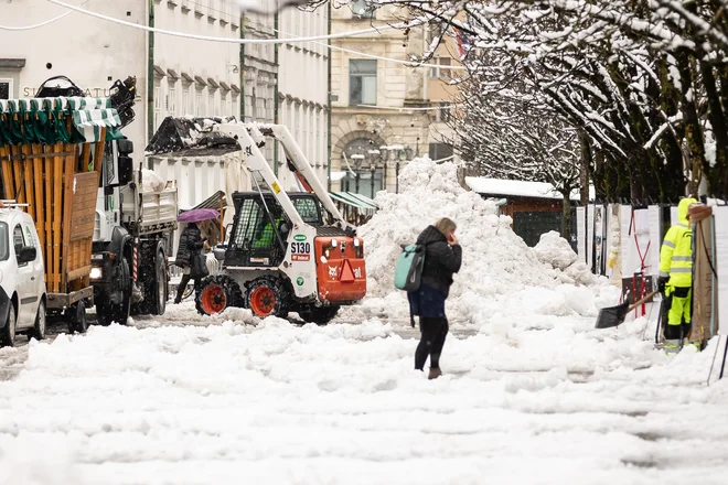 Obilno sneženje v zadnjem dnevu je povzročilo snegolom. FOTO: Črt Piksi/Delo
