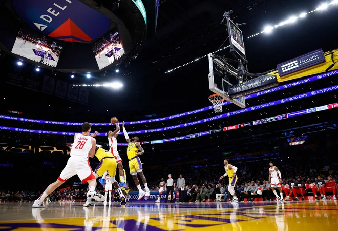 Ob zmagi s 140:132 se je najbolj izkazal LeBron James. FOTO: AFP
