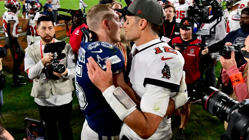Fotografija: Leighton Vander Esch in Tom Brady (desno) ob koncu dvoboja za tako imenovani »NFC Wild Card« na štadionu Raymonda Jamesa v Tampi. FOTO: Julio Aguilar/AFP