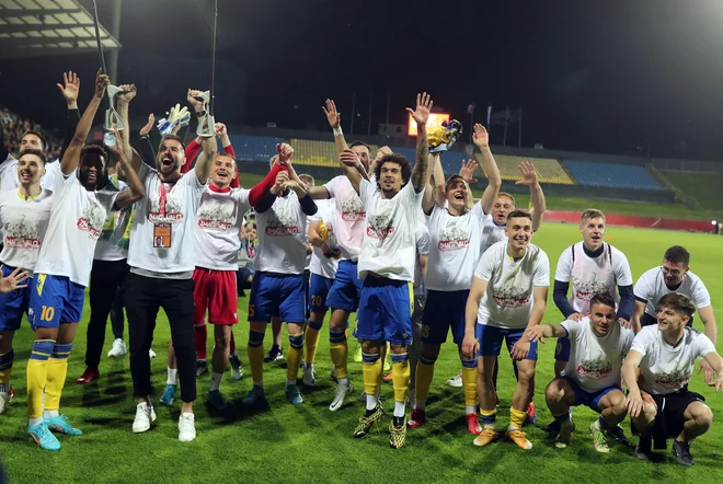 Koprčani so pred 3500 gledalci v lanskem finalu na štadionu Z&#39;dežele v Celju&nbsp;s 3:1 ugnali Bravo za svojo četrto pokalno lovoriko, s katero so na večni lestvici zdaj sami na tretjem mestu za Mariborom (9) in OIimpijo (7), četrta je Gorica (3). FOTO: Blaž Samec/Delo
