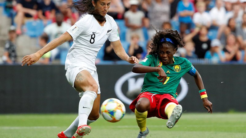Fotografija: Novozelandska reprezentanca, na fotografiji levo Abby Erceg med tekmo SP 2019 v Franciji s Kamerunom, bo odigrala prvo tekmo domačega mundiala 20. julija v Aucklandu proti Norvežankam. FOTO: Jean-Paul Pelissier/Reuters
