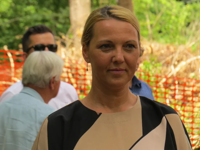 Poslovna direktorica Senecure Sanda M. Gavranovič pravi, da bi za zapolnitev vseh sob v domu potrebovali več negovalcev, strežnic in gospodinj ter celotno osebje za kuhinjo. FOTO: Bojan Rajšek/Delo
