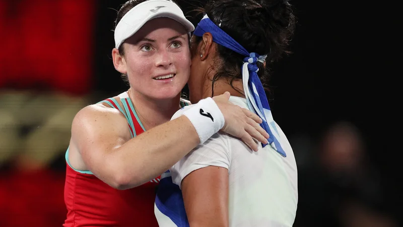 Fotografija: Tamara Zidanšek čestita Ons Jabeur po veliki bitki v Melbournu. FOTO: Loren Elliott/Reuters