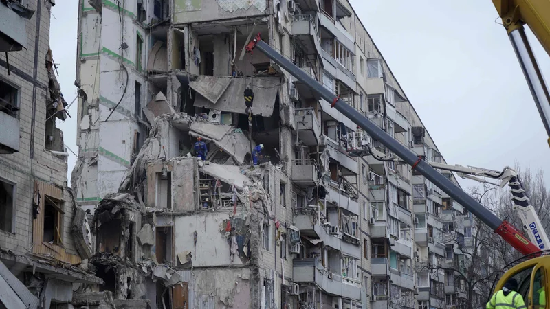 Fotografija: Napad v Dnipru je bil najhujši izmed sobotnih raketnih napadov ruskih sil po vsej Ukrajini. FOTO: Vitalii Matokha/AFP
