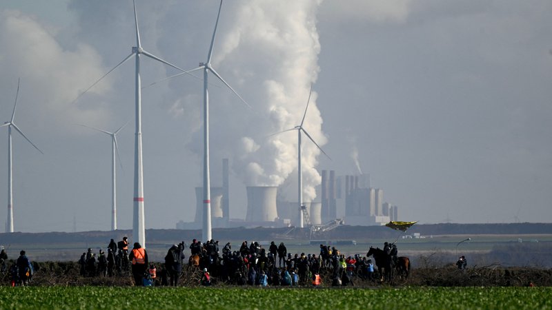 Fotografija: ExxonMobil še zdaleč ni bil edini med družbami s fosilnimi gorivi, ki so interno vedele, da bo raba fosilnih goriv še pred 2050 imela »dramatične okoljske učinke«. FOTO: Ina Fassbender/AFP
