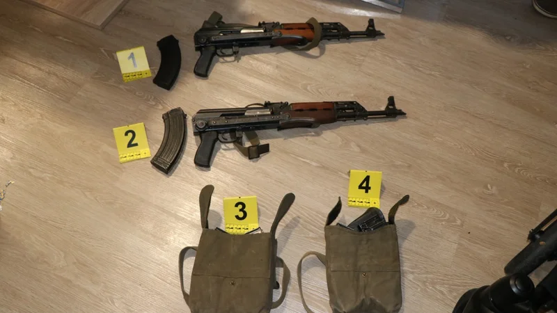 9. in 10. januarja so s pomočjo 500 kriminalistov in policistov pri 28 osumljenih opravili 50 hišnih in drugih preiskav. Pri tem so zasegli 11 kilogramov amfetamina, preko 3000 tablet ekstazija, več deset kilogramov posušene konoplje, kilogram kokaina, nekaj orožja in preko 300.000 evrov gotovine. Zasegli so tudi dve vozili, namenjeni izvajanju prevozov drog. FOTO: Policijska uprava Kranj