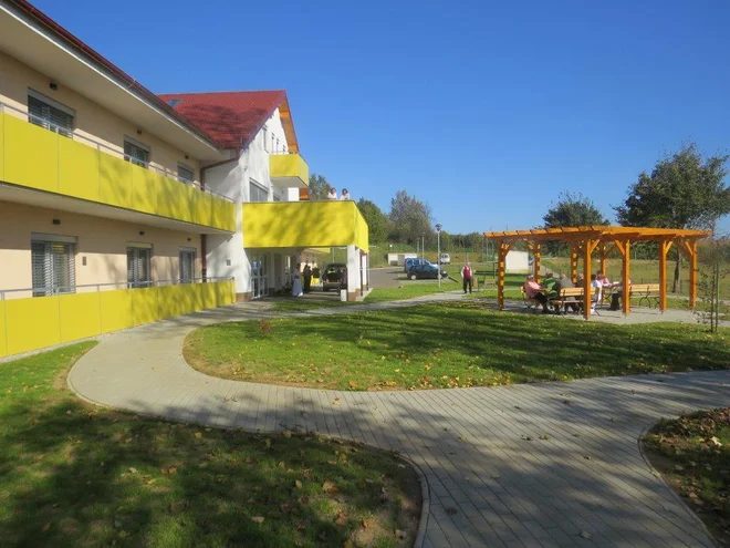 DSO v Metliki je bil prvi med domovi, v katerem se je marca leta 2020, še pred razglasitvijo epidemije, razširil covid-19. FOTO: arhiv Občina Metlika
