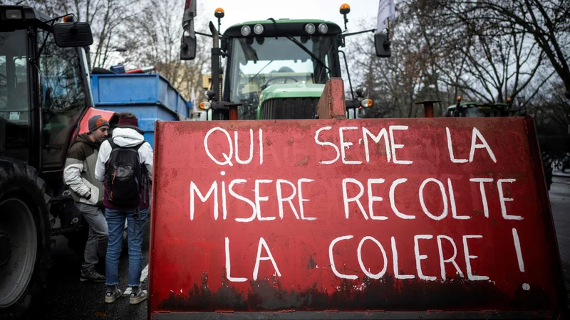 Fotografija: Kdor seje revščino, žanje jezo, so francoski kmetje jezni na oblasti.
FOTO: Lionel Bonaventure/AFP