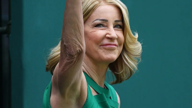 Fotografija: Chris Evert pozdravlja navijače ob proslavi lanskega okroglega jubileja osrednjega igrišča v Wimbledonu. FOTO: Hannah Mckay/Reuters