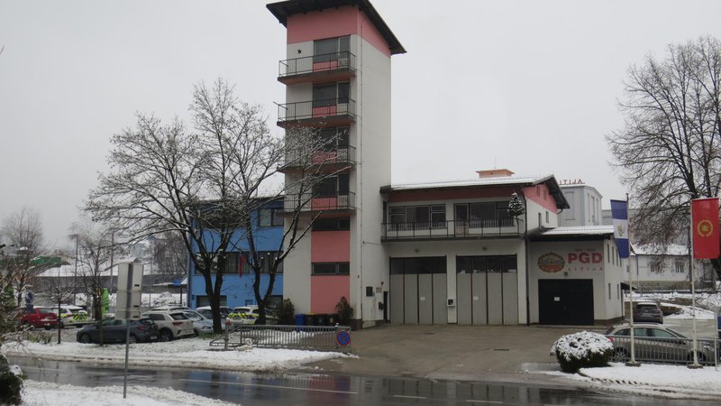 Fotografija: Gasilski dom ob Ljubljanski cesti v Litiji si gasilci delijo s policisti. FOTO: Bojan Rajšek/Delo
