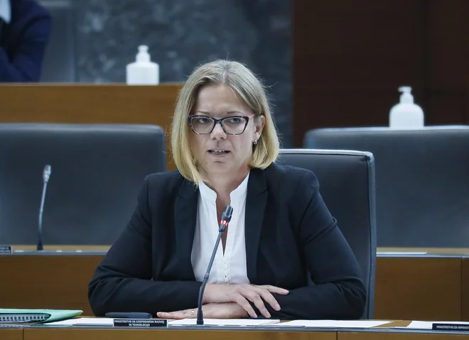 V sindikatih opozarjajo, da vlada že dva meseca krši rok, določen za začetek pogajanj o prenovi plačnega sistema in odpravo uravnilovke v spodnji tretjini plačne lestvice. FOTO: Jože Suhadolnik/Delo
