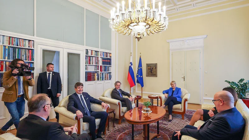 Fotografija: Prvak Gibanja Svoboda Robert Golob in vodja poslanske skupine Borut Sajovic pri predsednici republike Nataši Pirc Musar. FOTO: Črt Piksi/Delo
