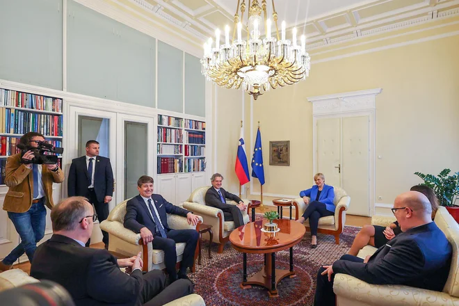 Prvak Gibanja Svoboda Robert Golob in vodja poslanske skupine Borut Sajovic pri predsednici republike Nataši Pirc Musar. FOTO: Črt Piksi/Delo
